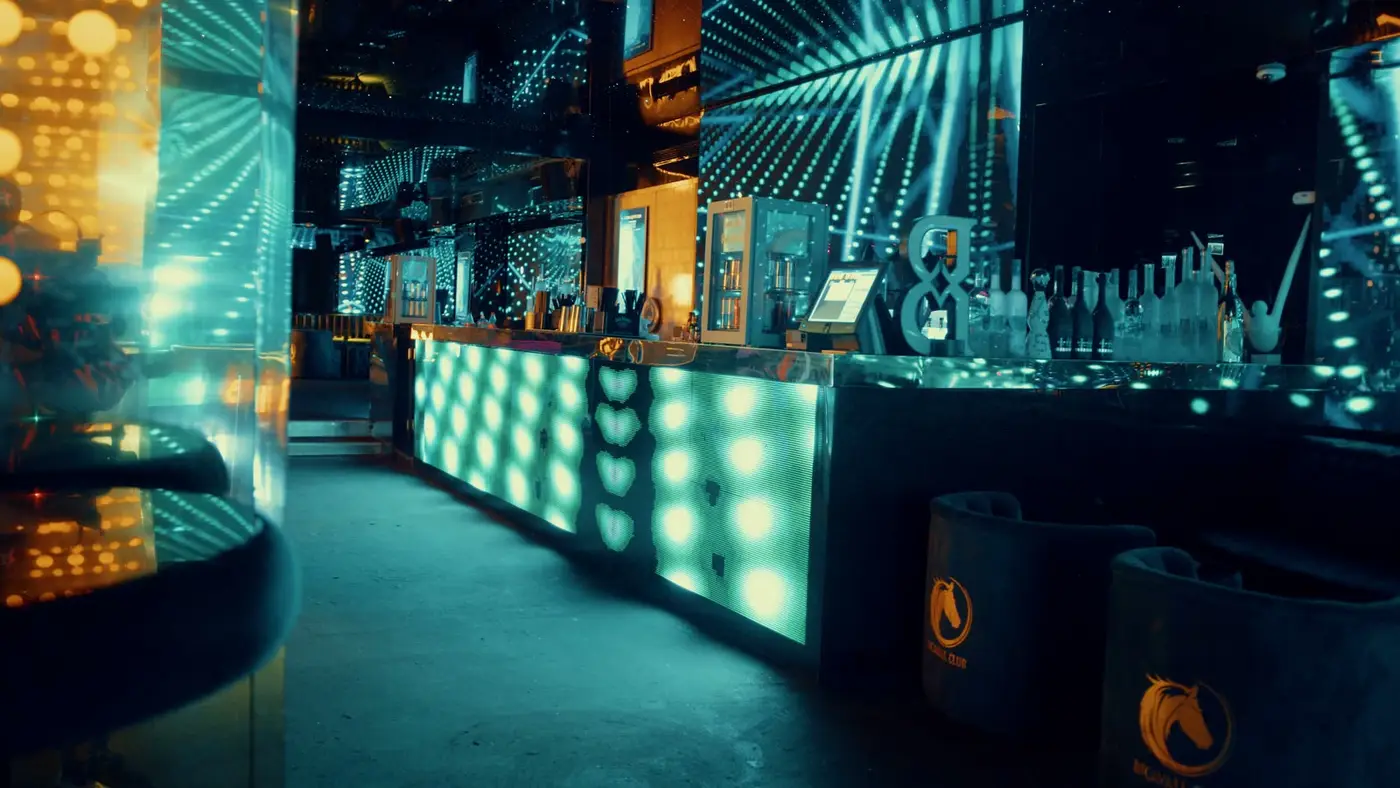 Die Lichtbar im Incavall, umgeben von LED Wänden